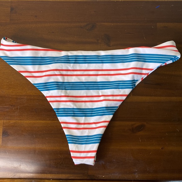 Cupshe v - Picture 3 of 3